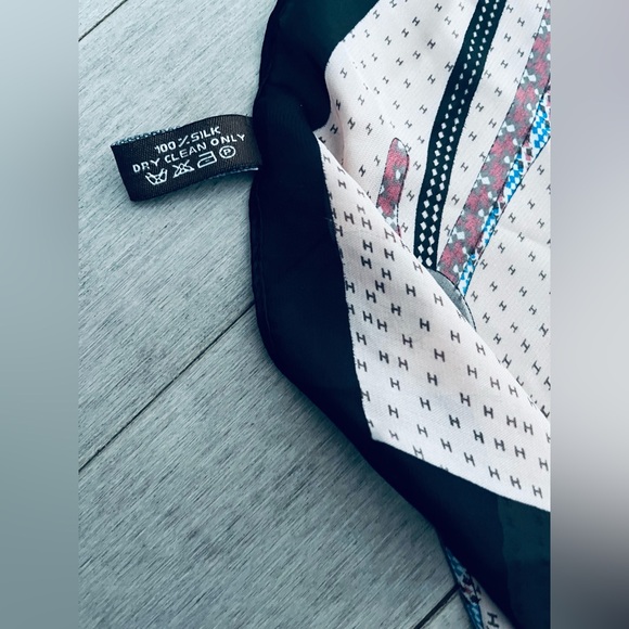 LARGE HERMÈS 68x34 SCARF MIRAGE CHEVAL - Picture 4 of 10